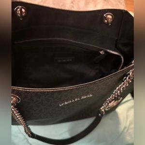 Outside pockets, tote style with zipper closure.